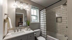 Combined shower/tub, jetted tub, hair dryer, towels - Boho Inspired 3 bed/2 bath (Lansing)