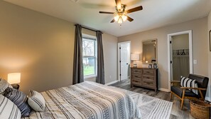 3 bedrooms, iron/ironing board, free WiFi, bed sheets - Boho Inspired 3 bed/2 bath (Lansing)