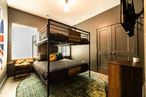 3 bedrooms, iron/ironing board, free WiFi, bed sheets - British Pub-Inspired Home (Charlotte)