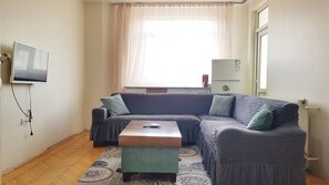 Appartement Premium | Coin séjour | Télévision LED de 32 pouces avec chaînes par satellite, télévision