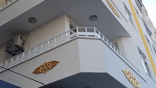 Un immeuble à plusieurs étages portant une enseigne indiquant « Ditas Turizm Diyarabakir Part Otel ».