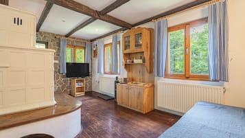 4 bedrooms, iron/ironing board, free WiFi, bed sheets