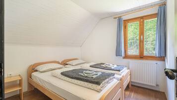 4 bedrooms, iron/ironing board, free WiFi, bed sheets