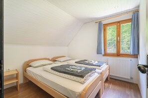 4 bedrooms, iron/ironing board, free WiFi, bed sheets