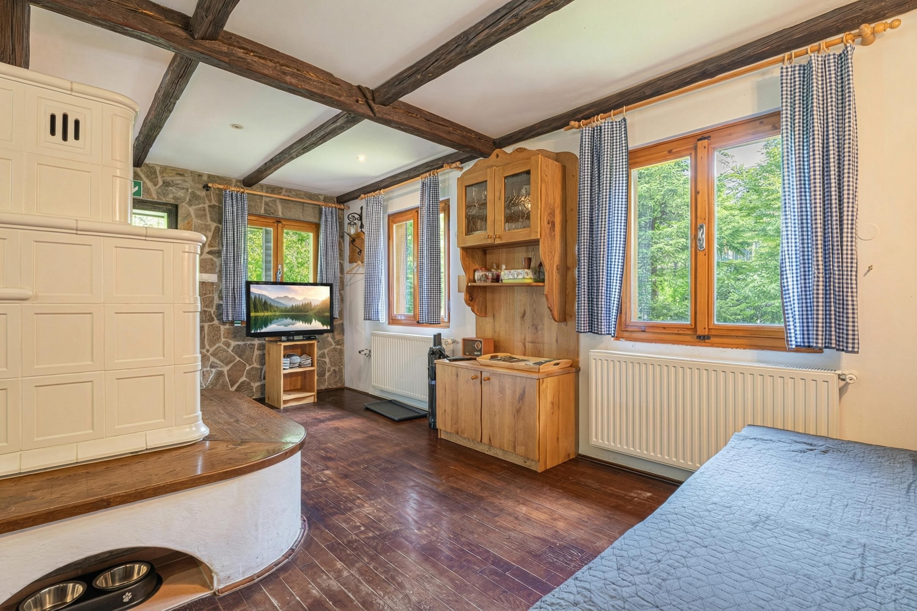 4 bedrooms, iron/ironing board, free WiFi, bed sheets