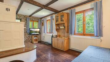 4 bedrooms, iron/ironing board, free WiFi, bed sheets