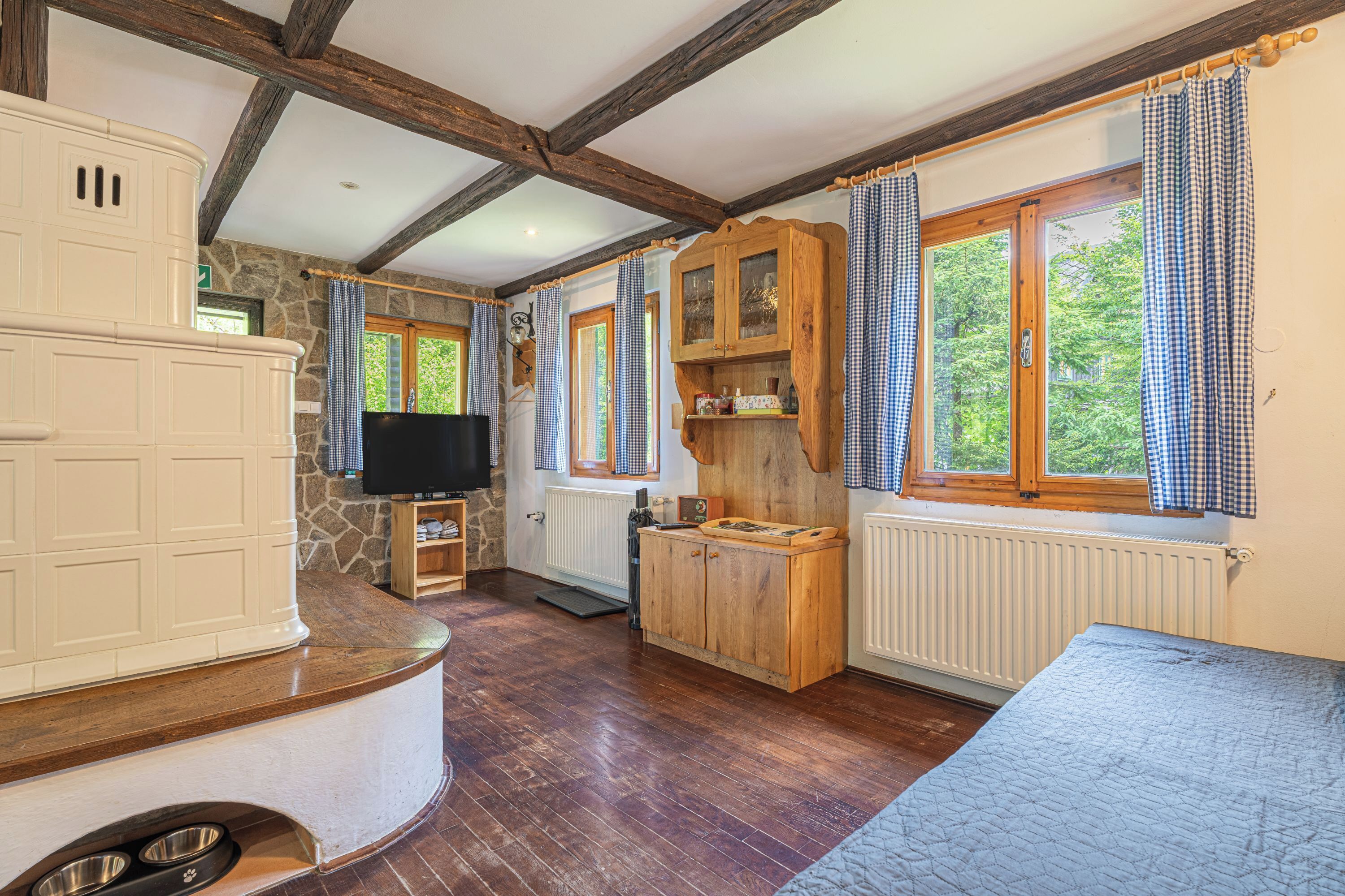 4 bedrooms, iron/ironing board, free WiFi, bed sheets