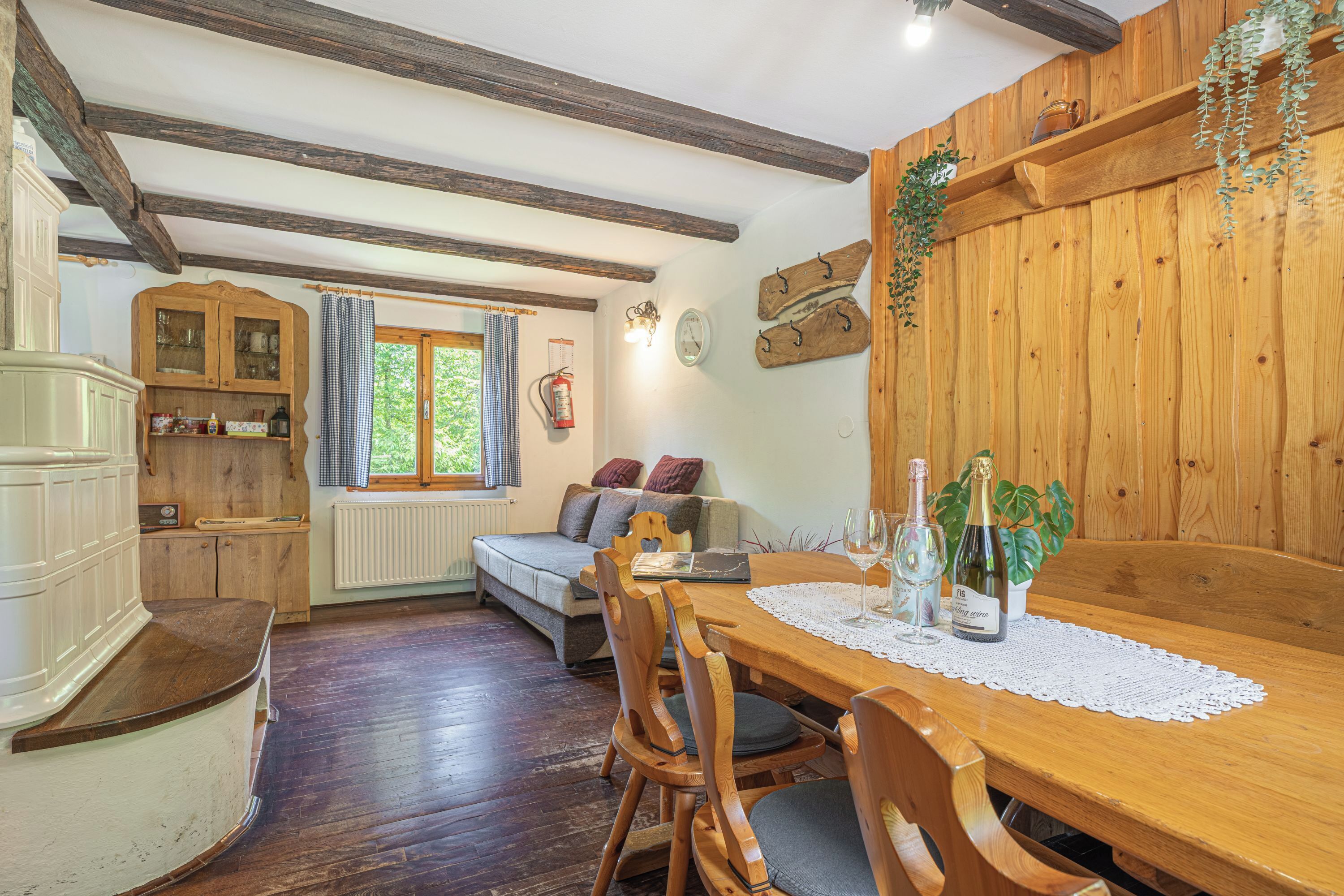 Chalet Keluarga, beberapa kamar, tepi gunung (Alpine Chalet Metka at Lake Bohinj) | Tempat makan