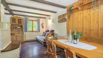 Chalet Keluarga, beberapa kamar, tepi gunung (Alpine Chalet Metka at Lake Bohinj) | Tempat makan