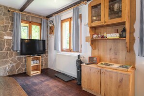 Familiealpehytte - 4 soveværelser - ved bjerg (Alpine Chalet Metka at Lake Bohinj) | Privat køkken | Køleskab, mikrobølgeovn, ovn, kogeplade