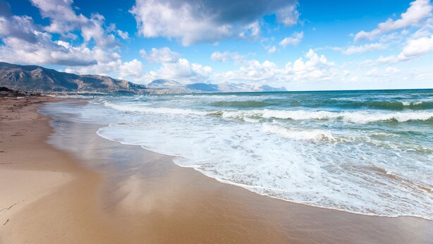 A beach with waves, mountains, and a clear sky. - Alcamo Pool House (Alcamo)