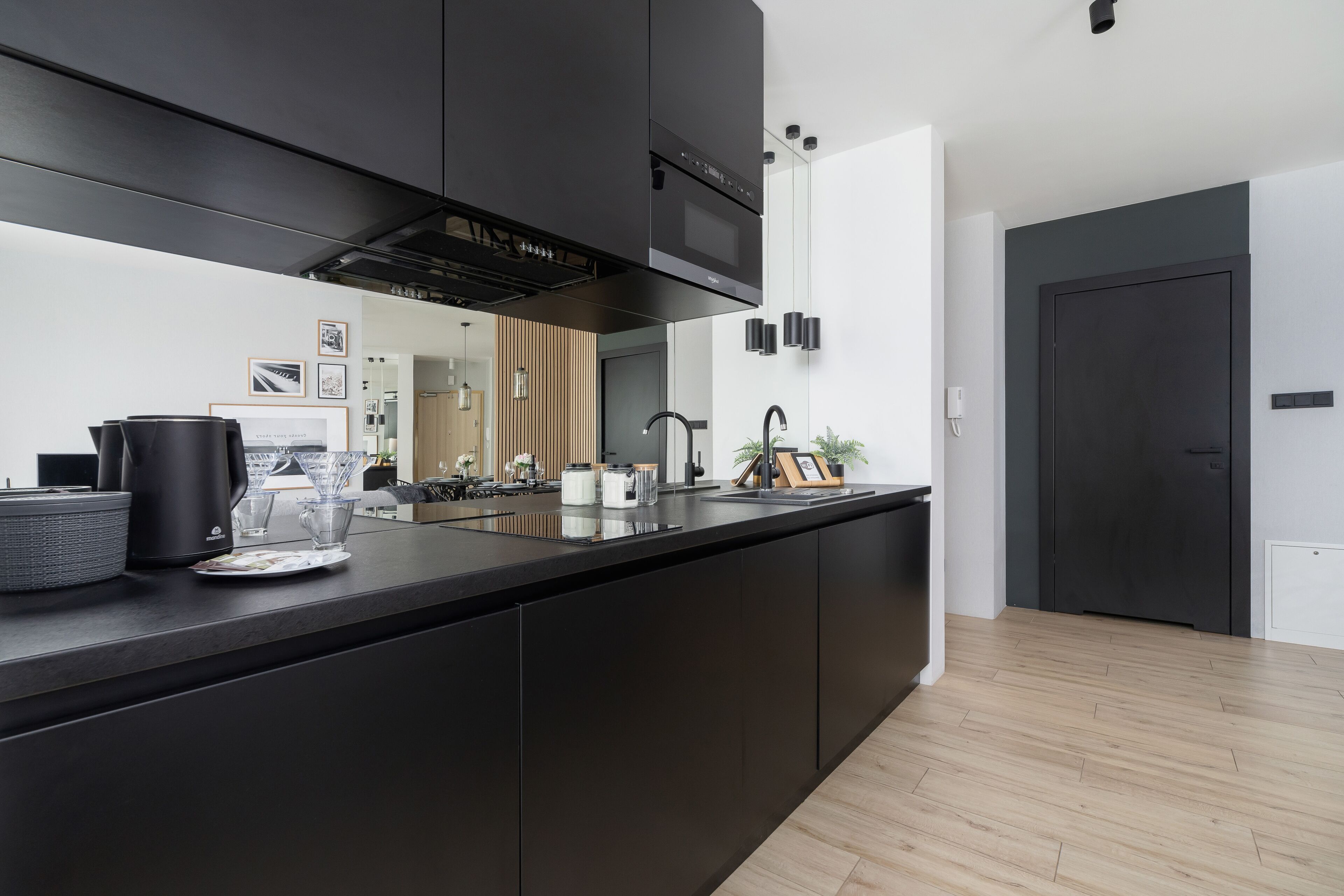 Studio, ban công | Bếp nhỏ riêng | Lò vi sóng, máy rửa bát, dụng cụ nấu nướng/bát dĩa/dao nĩa, tủ đông 