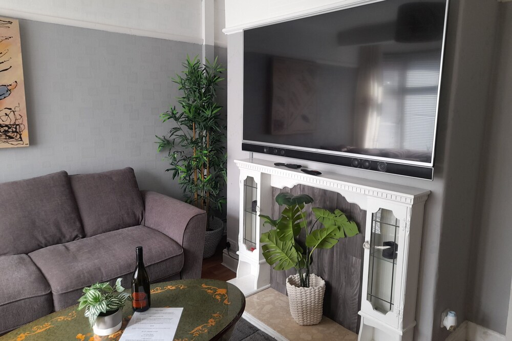 Bright 4-bed House 15 min to Manchester Centre