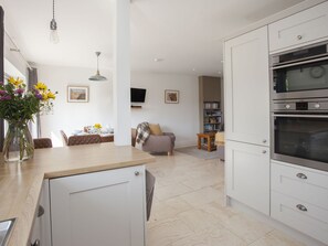 Fridge, dishwasher, electric kettle, toaster - Tokenhill Cottage (Dorchester)