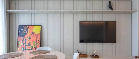 Appartement Deluxe | Coin séjour | Télévision de 32 pouces avec chaînes numériques