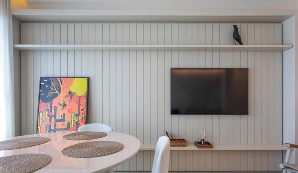 Appartement Deluxe | Coin séjour | Télévision de 32 pouces avec chaînes numériques