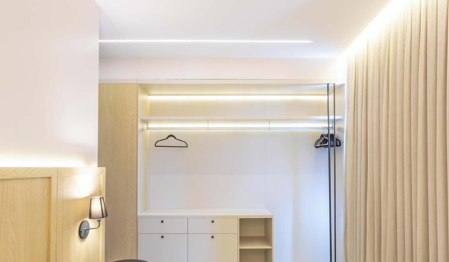 Une salle de bain moderne avec une douche à l’italienne, un meuble-lavabo avec un miroir et un porte-serviettes.