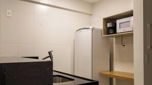Appartement | Cuisine privée | Cafetière/bouilloire, réfrigérateur, micro-ondes, plaque de cuisson