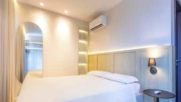 Deluxe Apartment | In-room safe, laptop workspace, blackout curtains, iron/ironing board