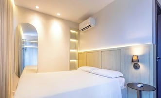 Deluxe Apartment | In-room safe, laptop workspace, blackout drapes, iron/ironing board