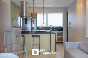 Apartamento Deluxe | Cocina privada | Frigorífico, microondas, placa de cocina y cafetera o tetera