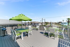 Outdoor dining - Uniquely designed industrial chic home created from shipping containers & sustai (Port Aransas)