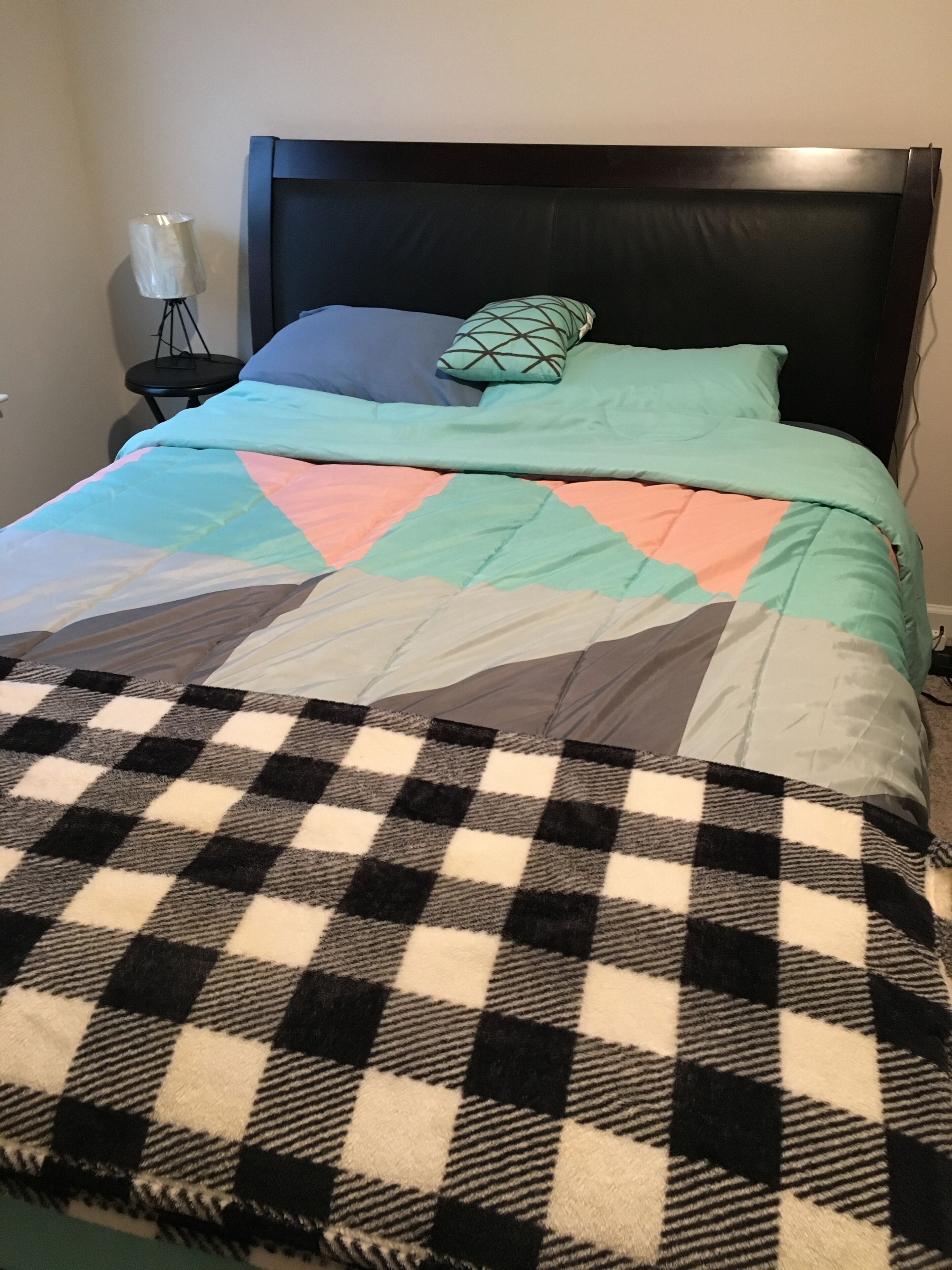 room in Cozy 5 bedroom with Fireplace ,driveway and Large fenced Yard