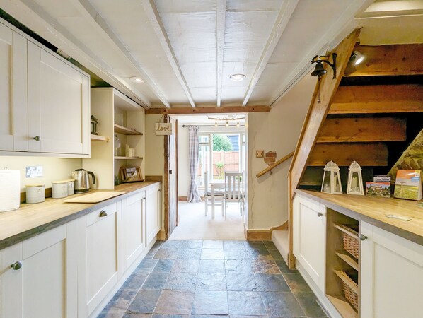 Interior - Piemans Cottage - a cottage that sleeps 5 guests in 2 bedrooms (Pulborough)