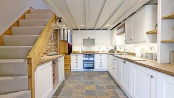 冷蔵庫、電子レンジ、オーブン、コンロ