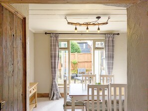 Interior - Piemans Cottage - a cottage that sleeps 5 guests in 2 bedrooms (Pulborough)