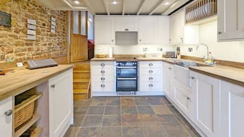 冷蔵庫、電子レンジ、オーブン、コンロ