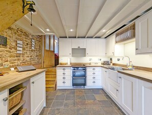 Fridge, microwave, oven, stovetop - Piemans Cottage - a cottage that sleeps 5 guests in 2 bedrooms (Pulborough)