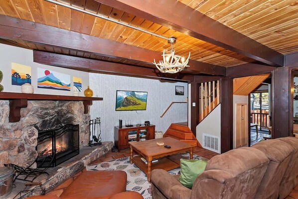 TV, caminetto, studio