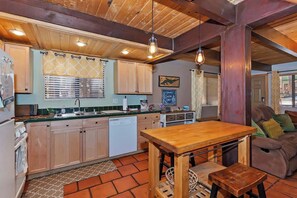 Interior - Treehouse Retreat Moonridge (Big Bear Lake)