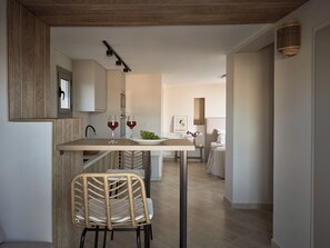 Deluxe-studiosviitti | Yksityinen keittiö | Täysikokoinen jääkaappi, mikroaaltouuni, uuni, liesi