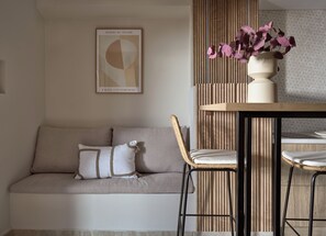 Deluxe Studio Suite | Living area