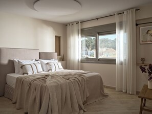 Studiosvit Deluxe | Värdeförvaringsskåp på rummet, mörkläggningsgardiner och ljudisolering