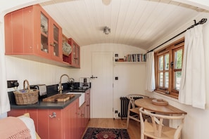 Fridge, toaster, cookware/dishes/utensils - Spindleberry Hut (Dorchester)