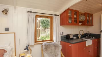 Refrigerador, tostadora, utensilios de cocina