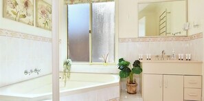 Baignoire, sĂšche-cheveux, serviettes fournies