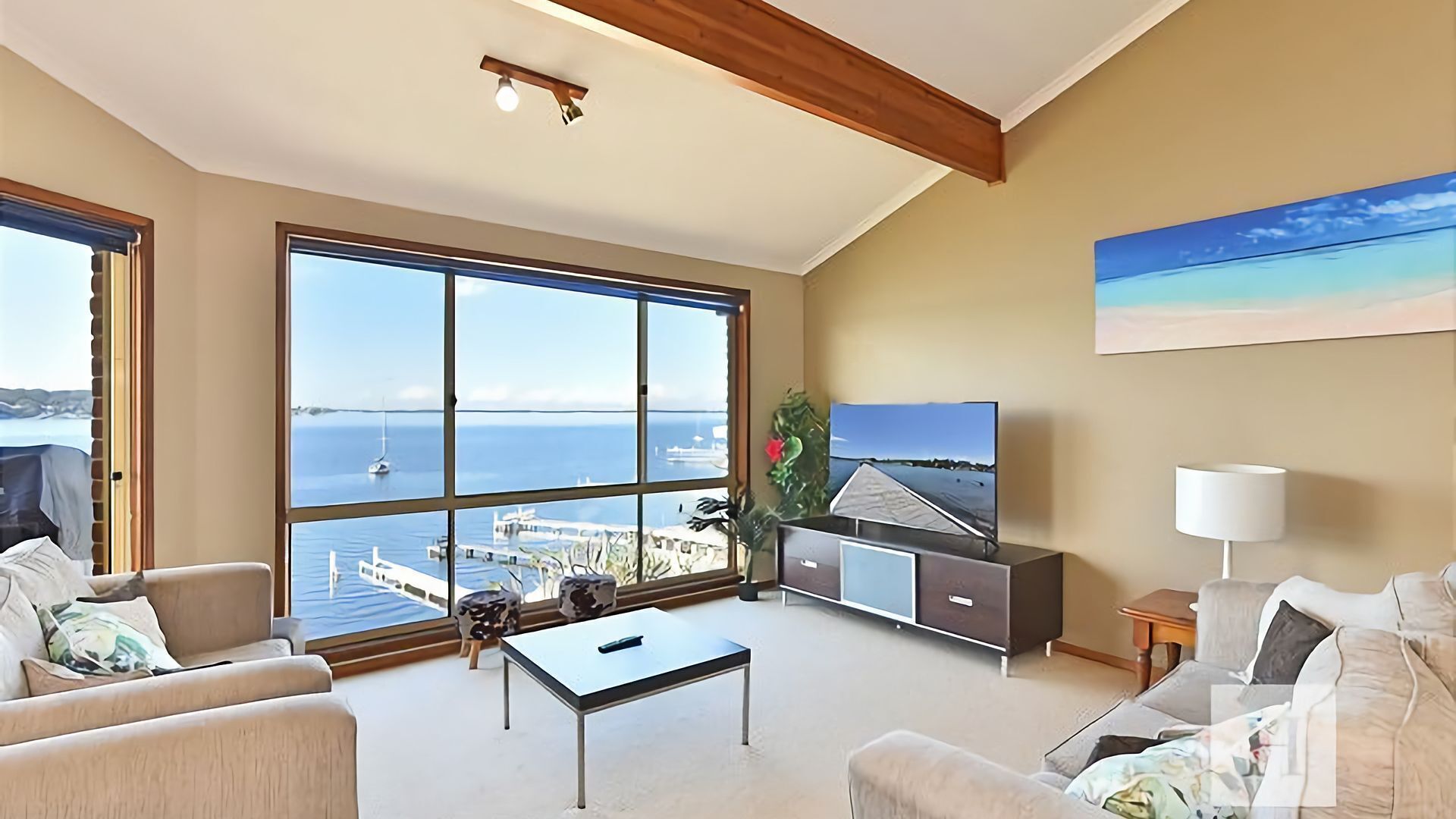 Una televisión, un reproductor de DVD