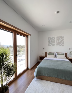 Habitació doble Comfort, 1 llit de matrimoni, vistes al pati | 7 dormitoris, decoració individual, escriptori i cortines opaques