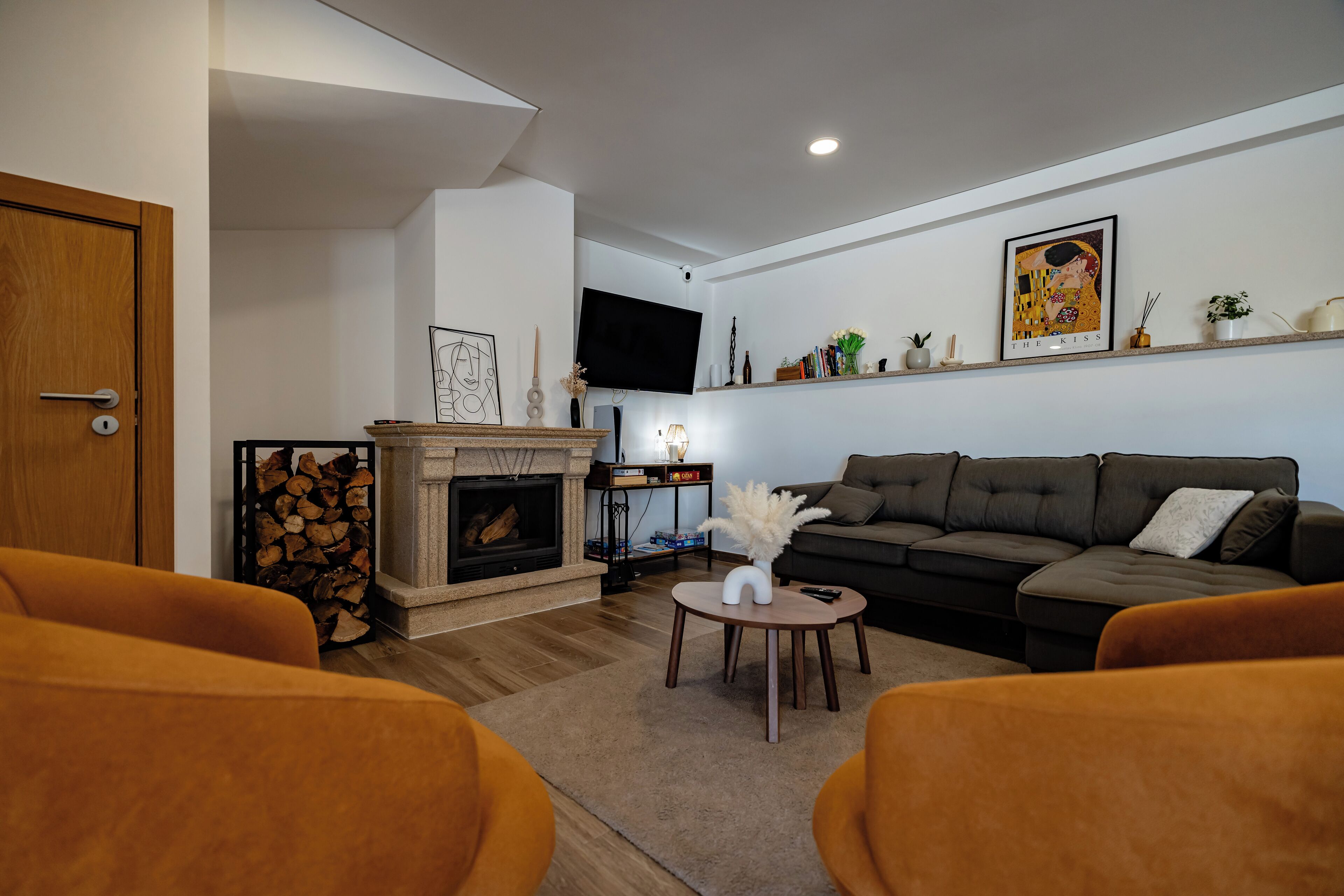 17-吋平面電視、有線頻道、玩具