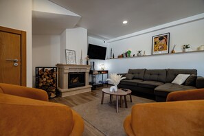 17-inch flat-screen TV with cable channels, toys - Jasmine Hotel (Penacova)