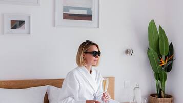 客室ごとに異なる装飾、デスク、遮光カーテン、防音設備