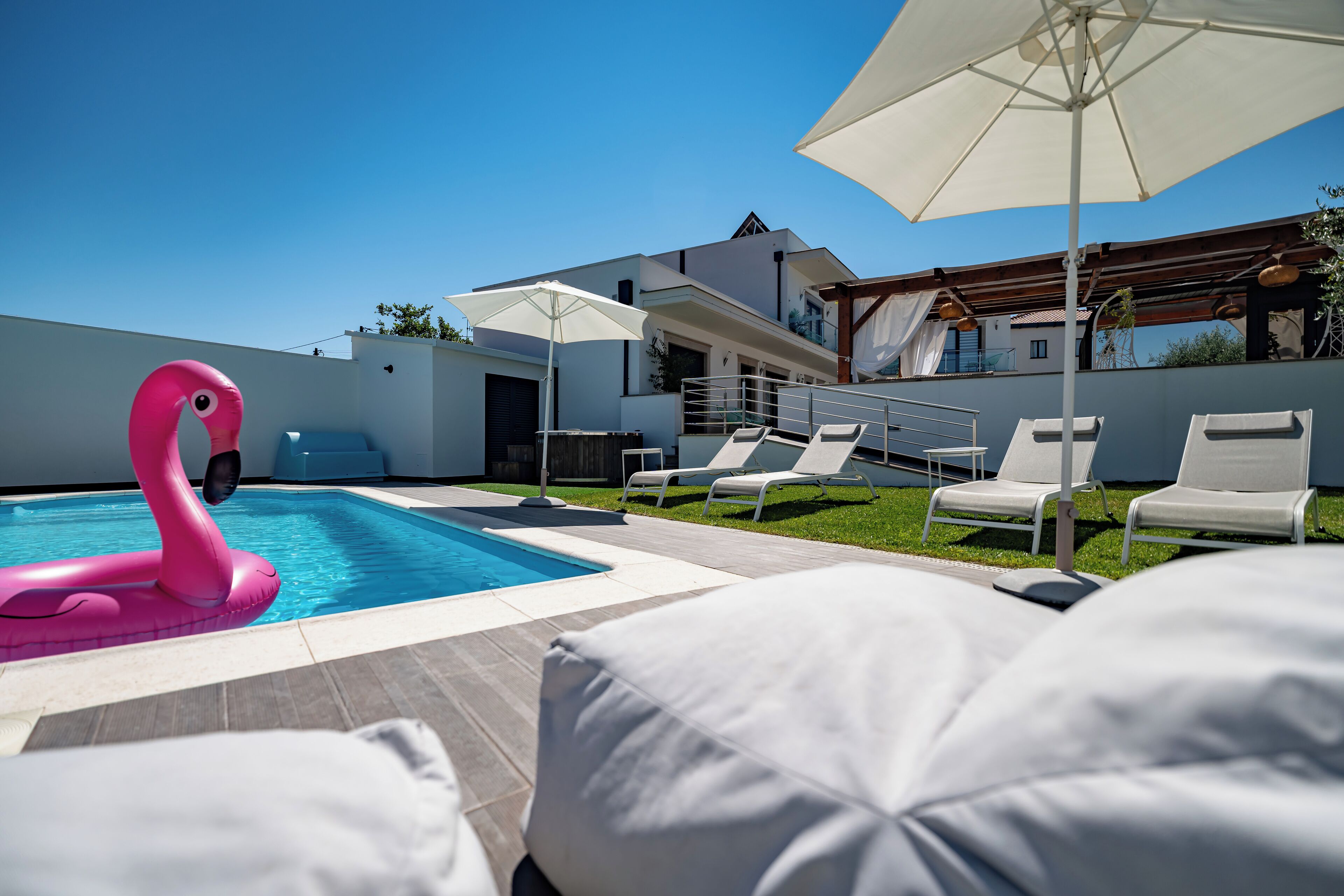 Kolam renang outdoor, dengan kursi berjemur