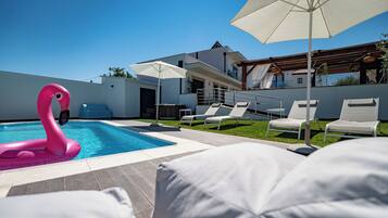 Kolam renang outdoor, dengan kursi berjemur