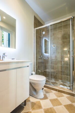 Dusche, Haartrockner, Handtücher, Seife