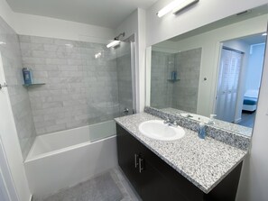 Separate bathtub and shower, deep-soaking bathtub, hair dryer, towels - Little Habana apartments (Miami)