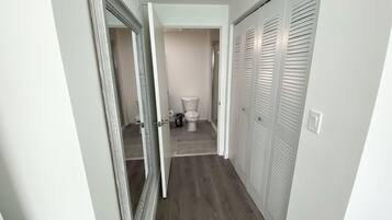 Erillinen kylpyamme ja suihku, syvä kylpyamme, hiustenkuivaaja, pyyhkeet